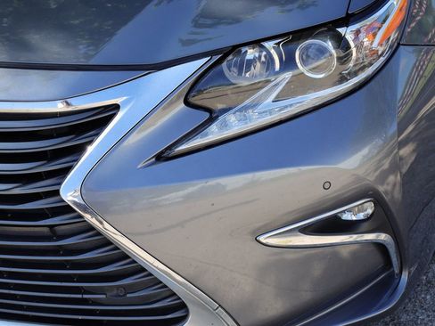 Used 2017 Lexus ES 350 w/ Premium Package FWD image 5