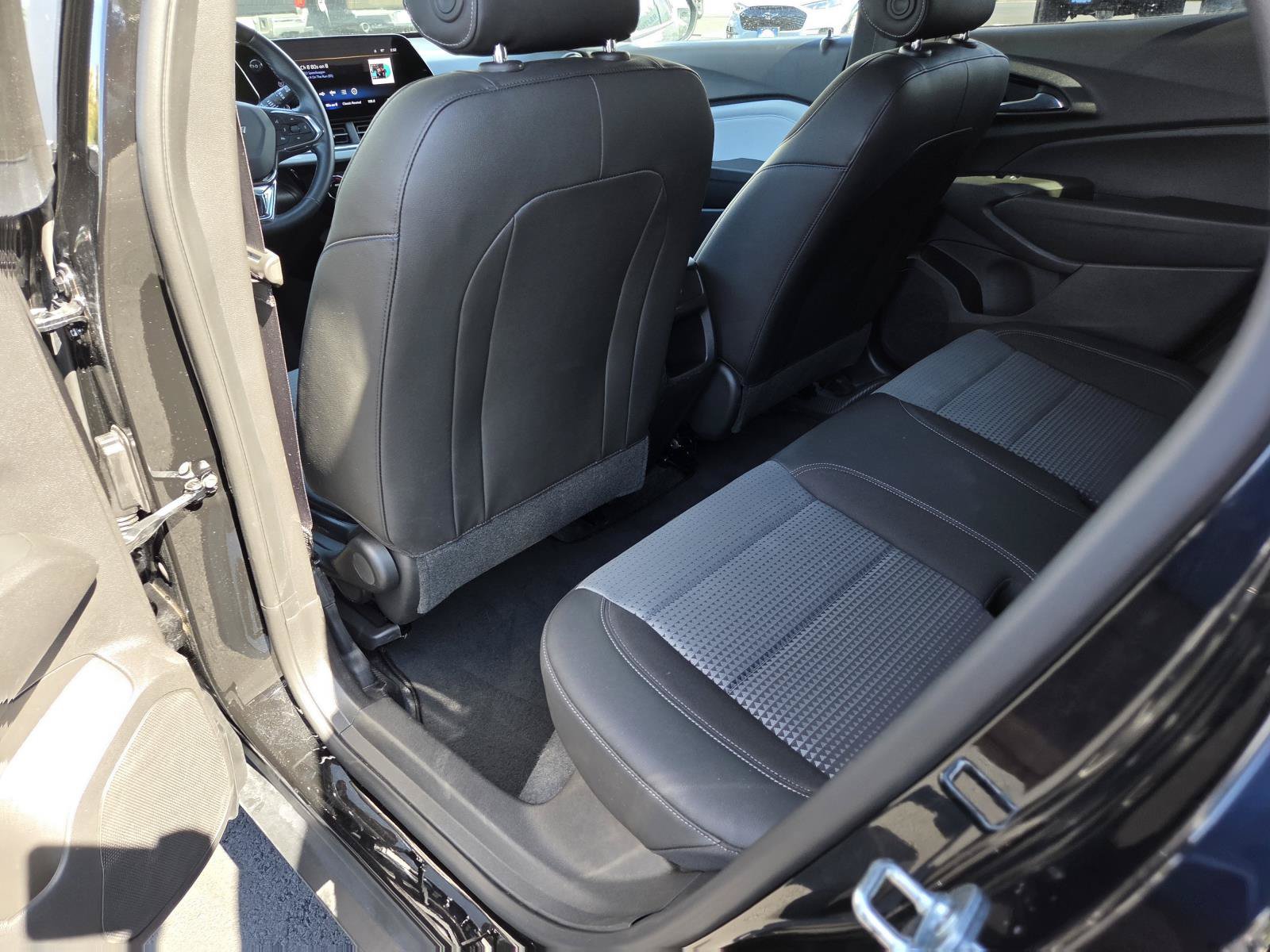 Used 2025 Chevrolet Trax LT w/ LT Convenience Package FWD image 14
