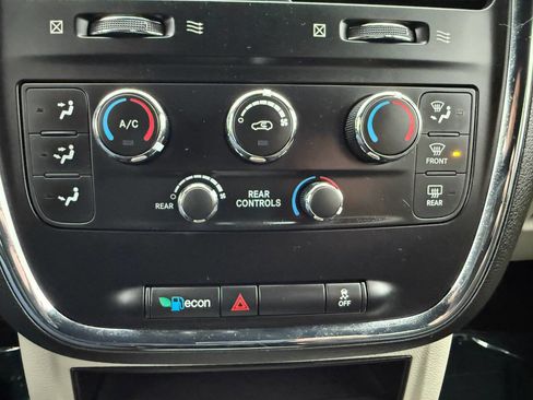 Used 2016 Dodge Grand Caravan SE image 37