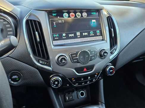 Used 2017 Chevrolet Cruze LT image 27