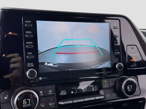 Used 2021 Toyota Highlander XLE FWD image 30