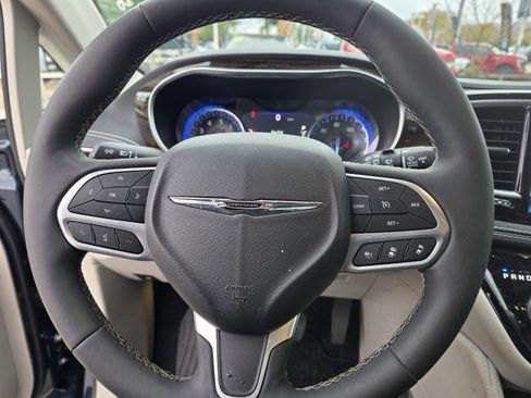 Used 2022 Chrysler Pacifica Limited w/ Uconnect Theater Family Group image 20