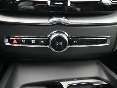 Used 2025 Volvo XC60 B5 Plus image 11