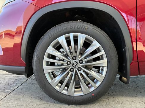 New 2026 Toyota Highlander Platinum image 11