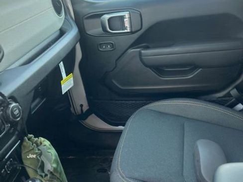 Used 2025 Jeep Wrangler Sport S image 6