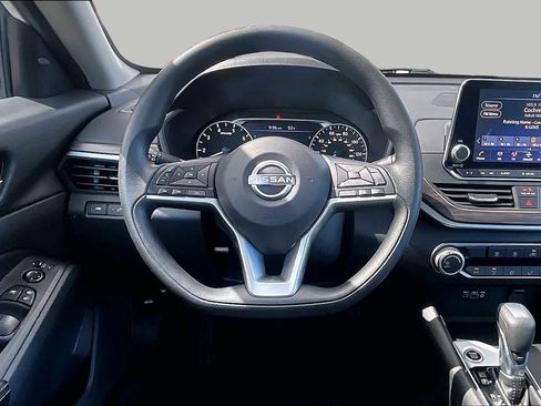 Used 2025 Nissan Altima 2.5 SV FWD image 6