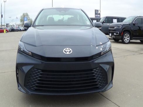 Used 2025 Toyota Camry LE image 3