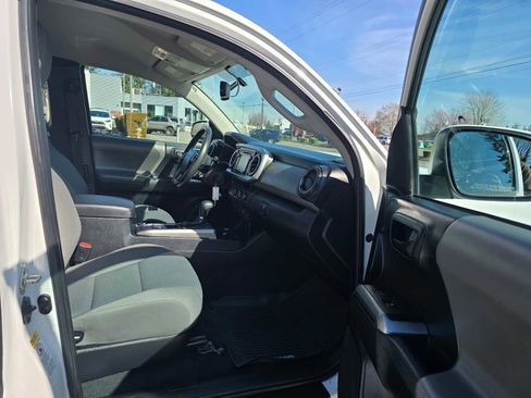 Certified 2016 Toyota Tacoma SR5 w/ SR5 Appearance Package (SN) image 11