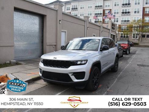 Used 2025 Jeep Grand Cherokee Altitude image 3