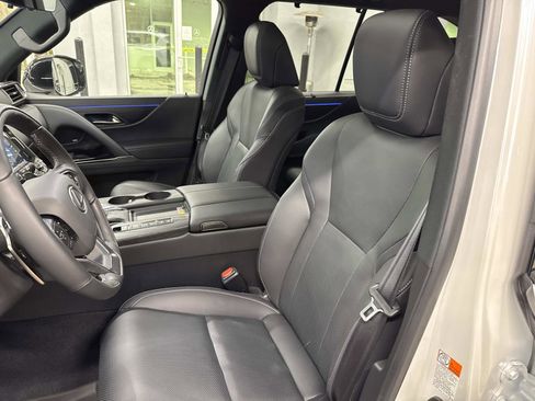 Certified 2025 Lexus LX 600 4WD w/ Luxury Package image 22