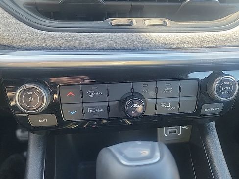 Used 2024 Jeep Compass Latitude image 15