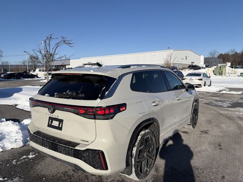 Used 2026 Volkswagen Tiguan SEL R-Line image 4