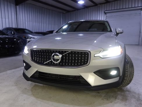 Used 2025 Volvo V60 B5 Cross Country Plus image 44