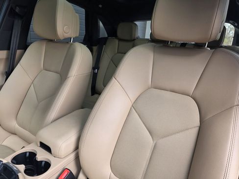 Certified 2023 Porsche Macan Turbo image 5