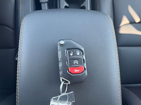 Used 2025 Jeep Wrangler Unlimited Sahara AWD/4WD image 25