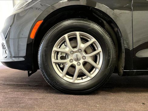 Used 2025 Chrysler Pacifica Select image 8