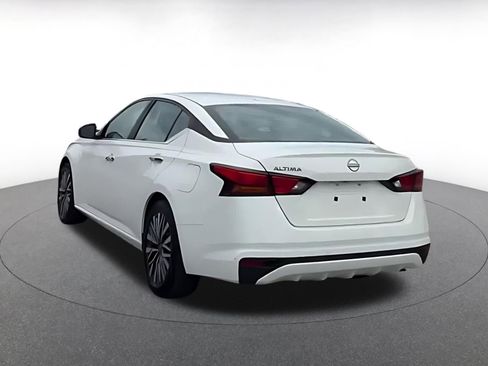 Used 2025 Nissan Altima 2.5 SV FWD image 11