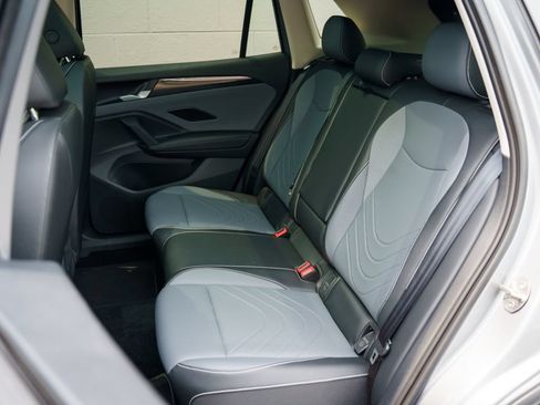 Used 2025 Volkswagen Tiguan SE w/ Panoramic Sunroof Package AWD/4WD image 18