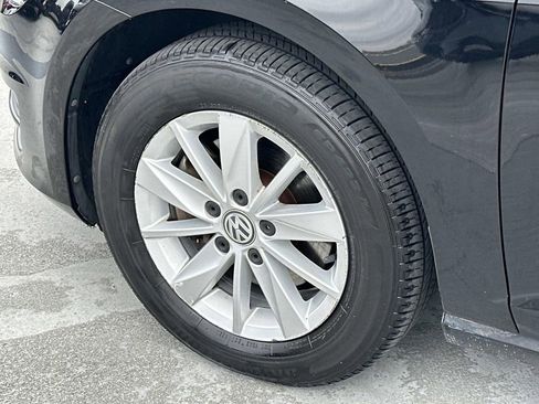 Used 2016 Volkswagen Golf S image 32