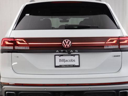 Used 2025 Volkswagen Atlas Peak Edition SE AWD/4WD image 15
