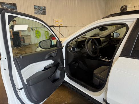 Used 2025 Chevrolet Trax LT FWD image 6