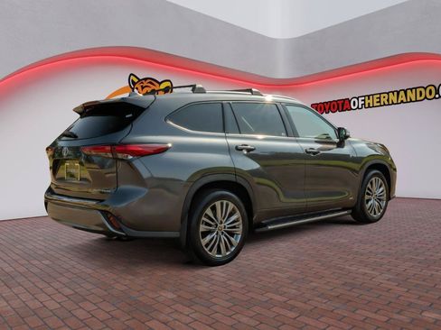 Used 2022 Toyota Highlander Platinum AWD/4WD image 5