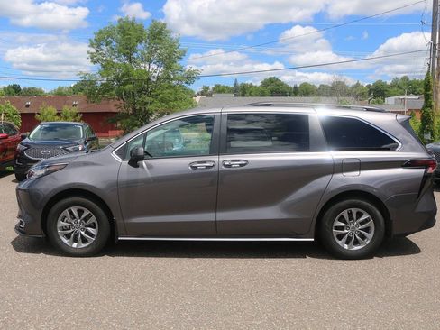 Used 2023 Toyota Sienna XLE AWD/4WD image 2