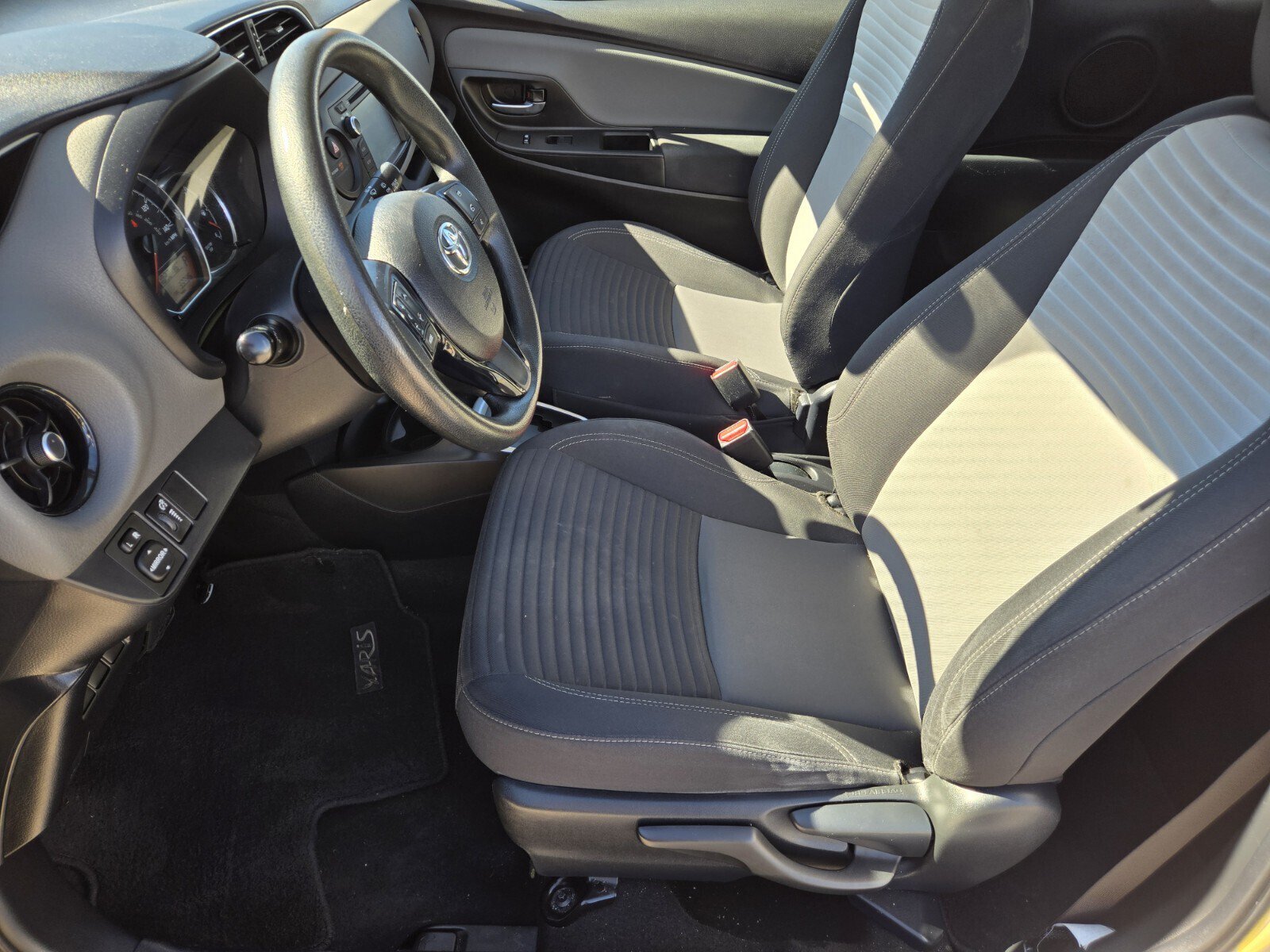 Used 2018 Toyota Yaris LE w/ Carpet Mat Package FWD image 6