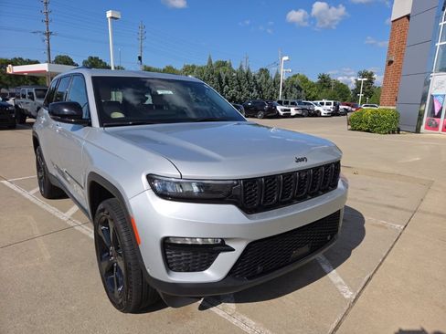 Certified 2024 Jeep Grand Cherokee Limited w/ Luxury Tech Group II AWD/4WD image 4