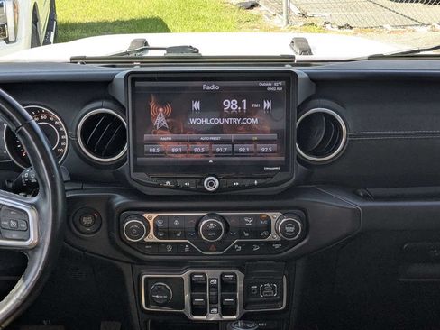 Used 2018 Jeep Wrangler Unlimited Sahara AWD/4WD image 17
