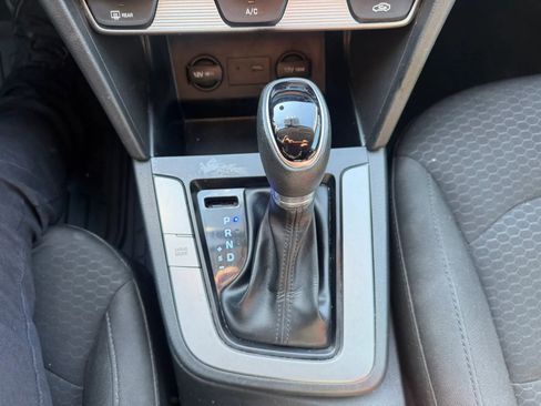 Used 2019 Hyundai Elantra SE w/ Cargo Package FWD image 20