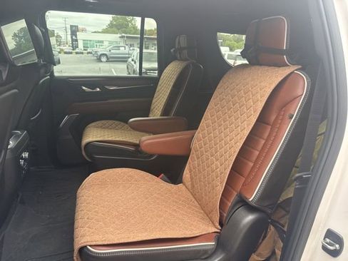 Used 2023 GMC Yukon XL Denali Ultimate AWD/4WD image 8