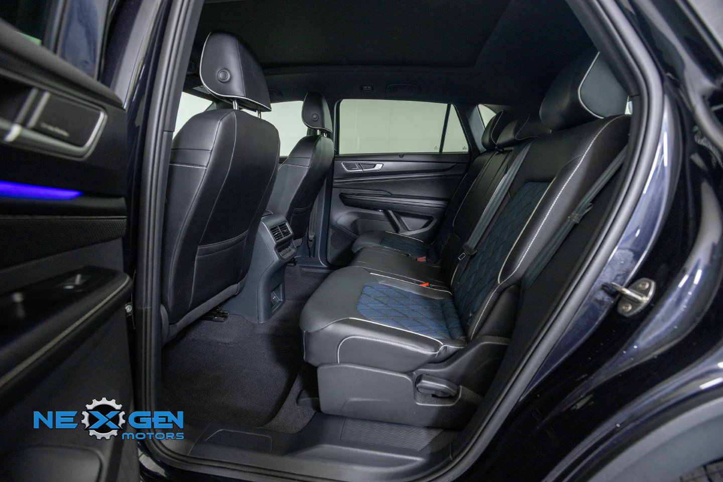 Used 2024 Volkswagen Atlas Cross Sport SEL Premium R-Line AWD/4WD image 29