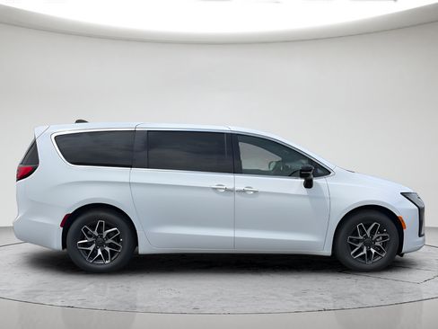 New 2027 Chrysler Pacifica Limited FWD image 2