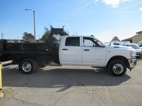 Used 2022 RAM 3500 Tradesman w/ Chrome Appearance Group RWD image 9