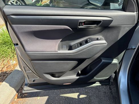 Used 2025 Toyota Highlander LE FWD image 18