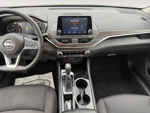 Used 2024 Nissan Altima 2.5 SV image 10