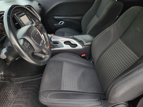 Used 2016 Dodge Challenger SXT RWD image 13
