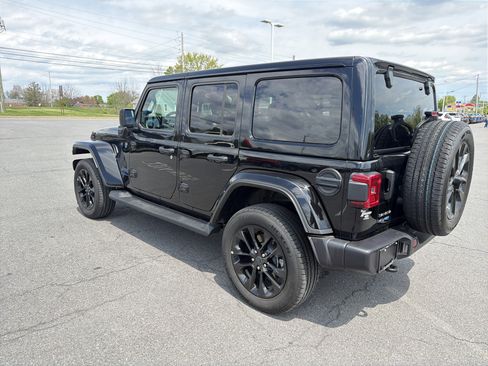 Used 2025 Jeep Wrangler Unlimited Sahara AWD/4WD image 7