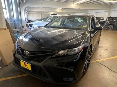 Used 2023 Toyota Camry SE image 2