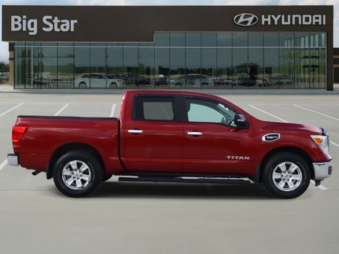 Used 2017 Nissan Titan SV image 5