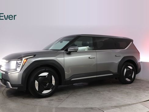 Used 2024 Kia EV9 Light Long Range RWD image 18