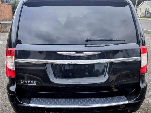 Used 2016 Chrysler Town & Country Touring-L FWD image 7