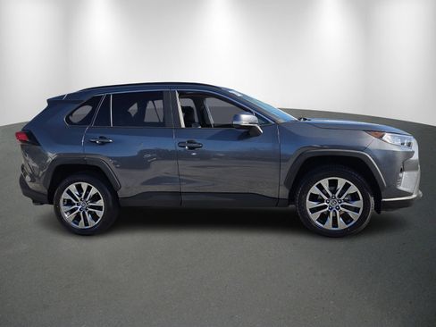 Used 2020 Toyota RAV4 XLE Premium image 8