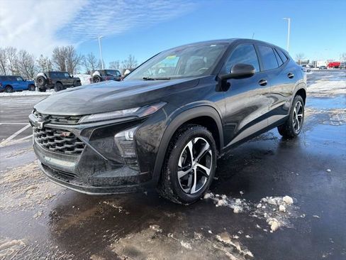 Used 2024 Chevrolet Trax RS image 2