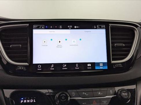 Used 2026 Chrysler Pacifica Select image 30