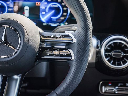 Used 2024 Mercedes-Benz EQB 300 4MATIC image 18