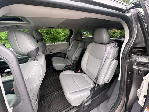 Used 2022 Toyota Sienna XLE AWD/4WD image 11