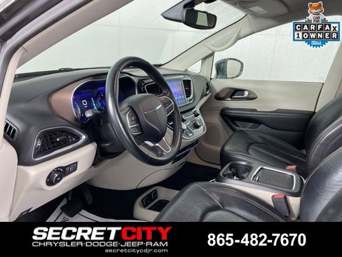 Used 2017 Chrysler Pacifica Touring-L Plus w/ Tire & Wheel Group FWD image 11