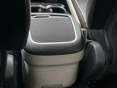 Used 2023 Chrysler Pacifica Limited FWD image 23